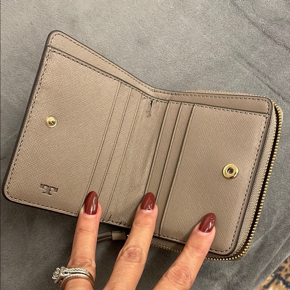 Tory Burch wallet with zipper and multiple slots for cards - Picture 3 of 10